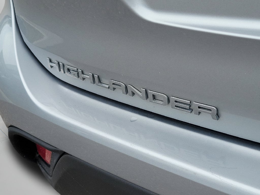 2020 Toyota Highlander LE - Photo 32
