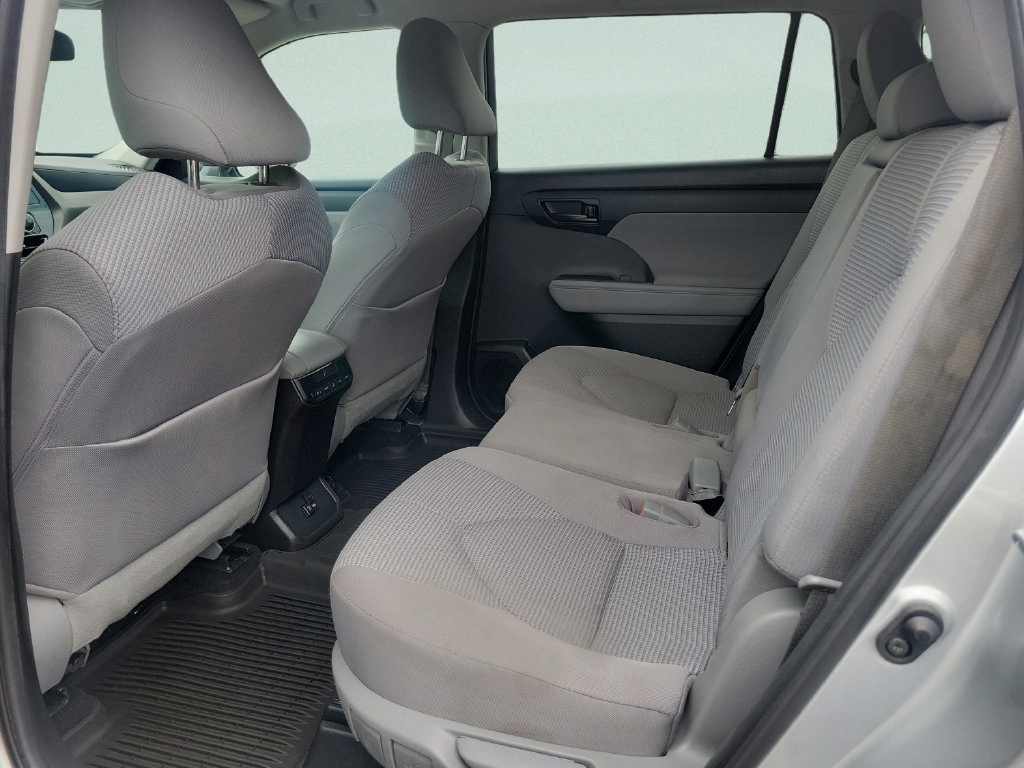2020 Toyota Highlander LE - Photo 12