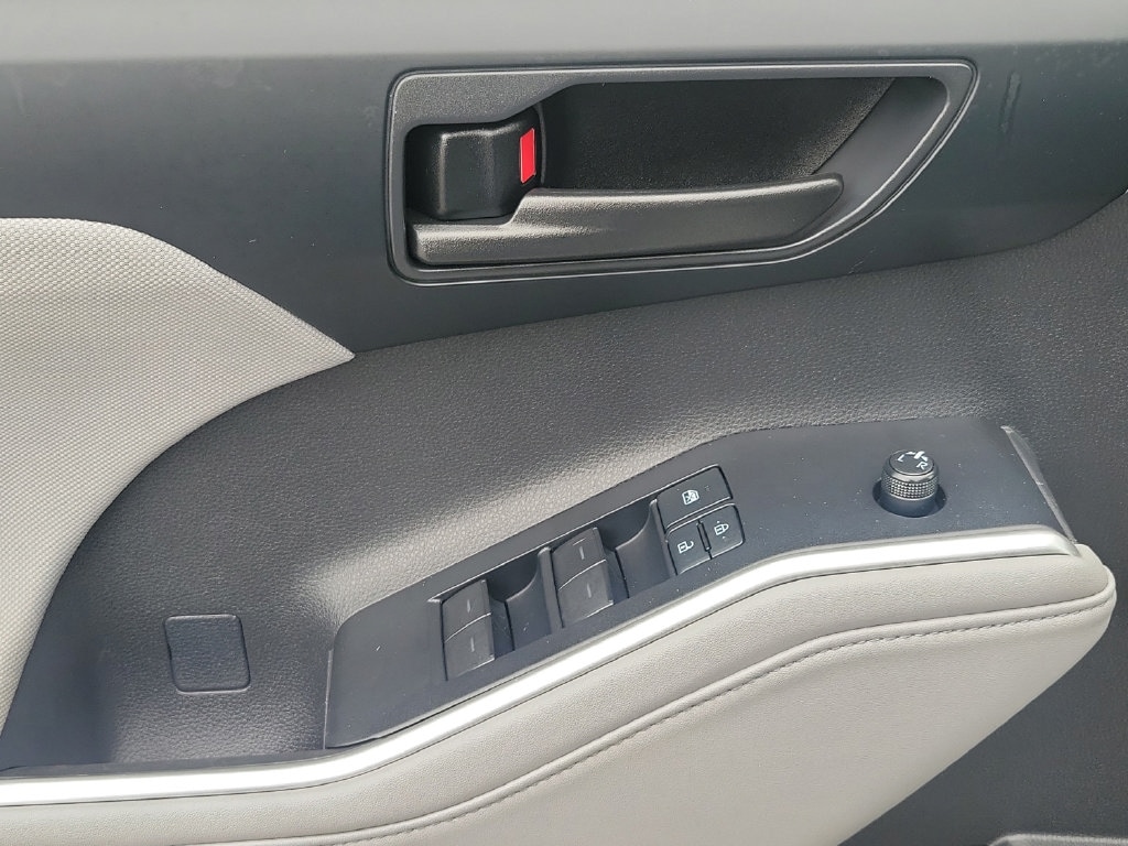 2020 Toyota Highlander LE - Photo 21