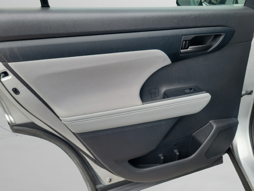 2020 Toyota Highlander LE - Photo 13