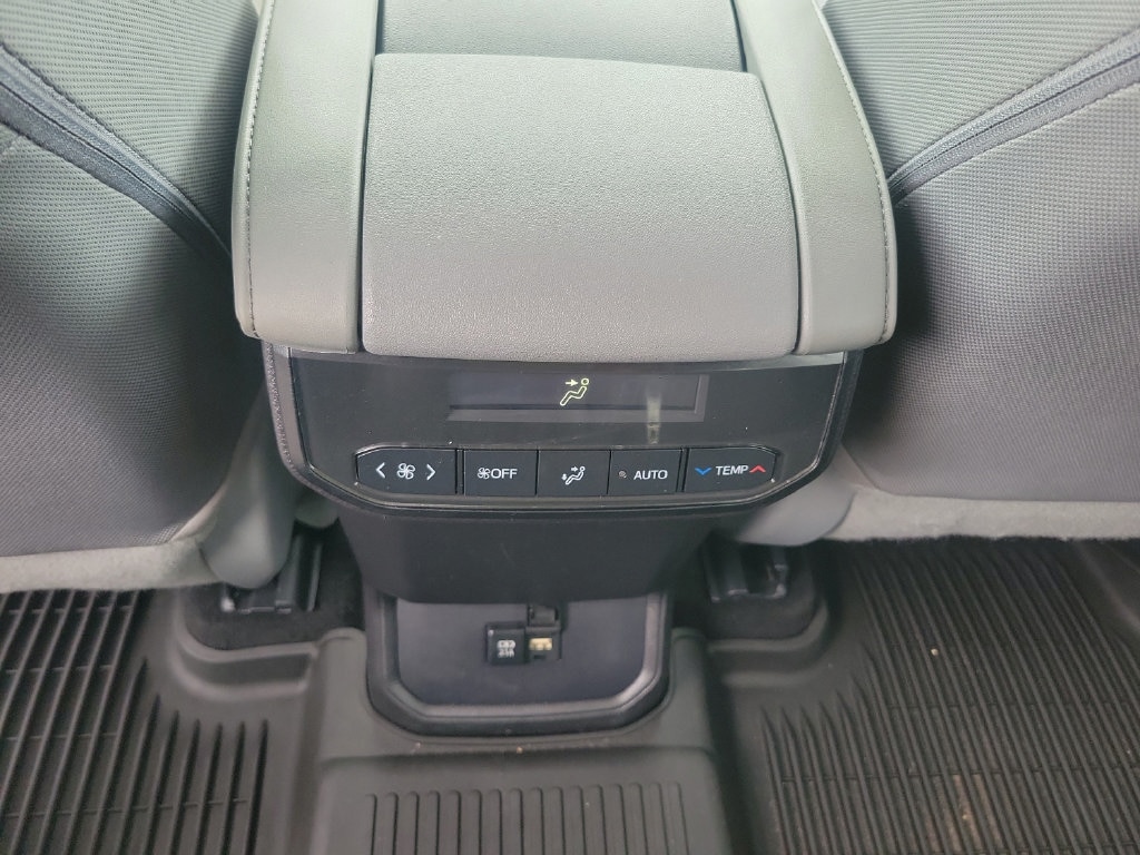 2020 Toyota Highlander LE - Photo 14