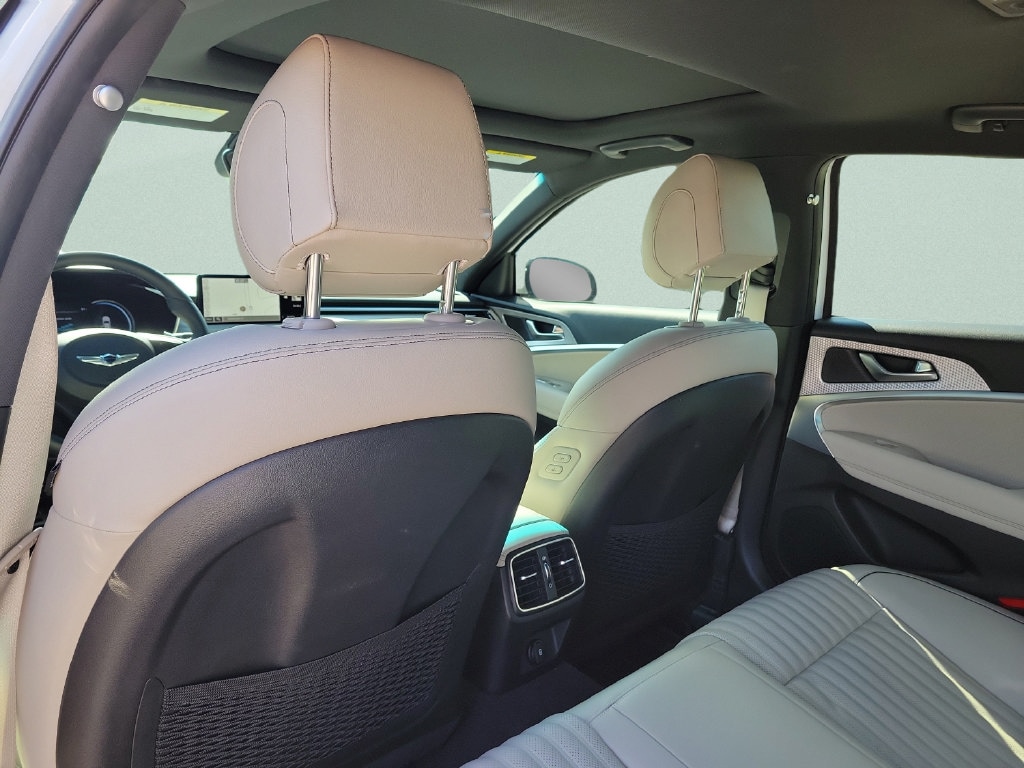 2023 GENESIS G70 Standard - Photo 7