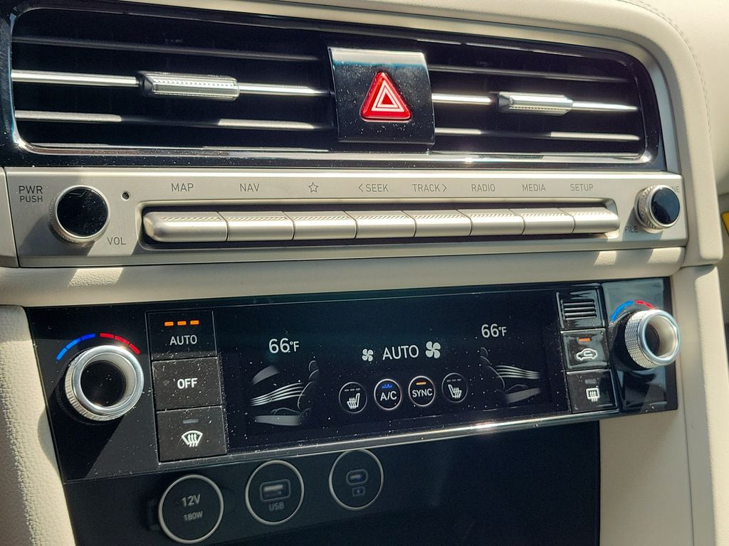 2025 GENESIS G70 Standard - Photo 24
