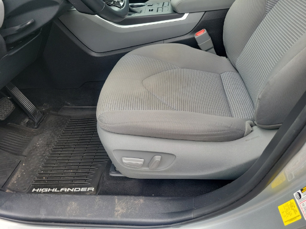 2020 Toyota Highlander LE - Photo 19