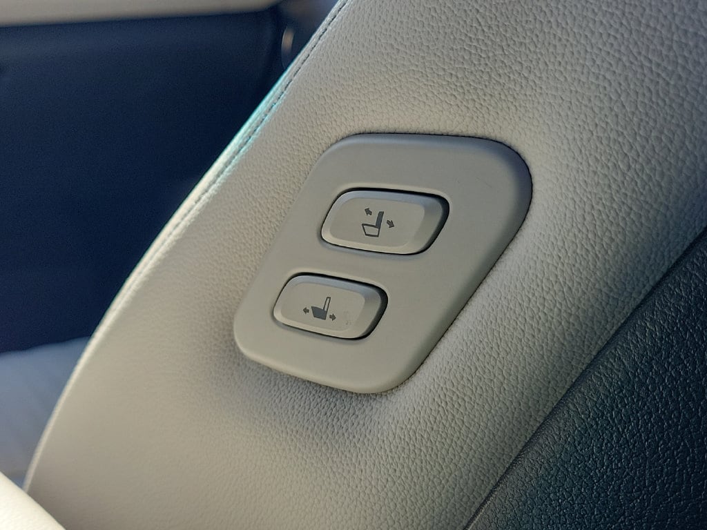2023 GENESIS G70 Standard - Photo 10