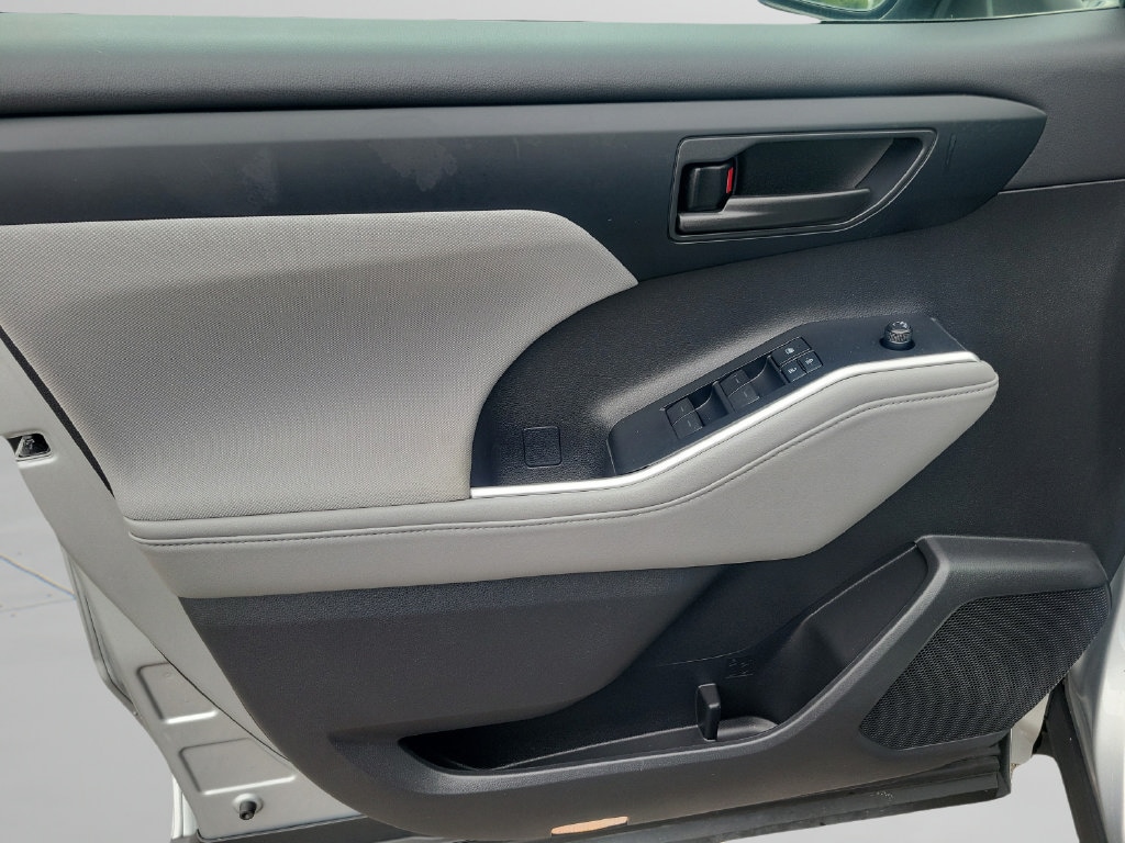 2020 Toyota Highlander LE - Photo 20