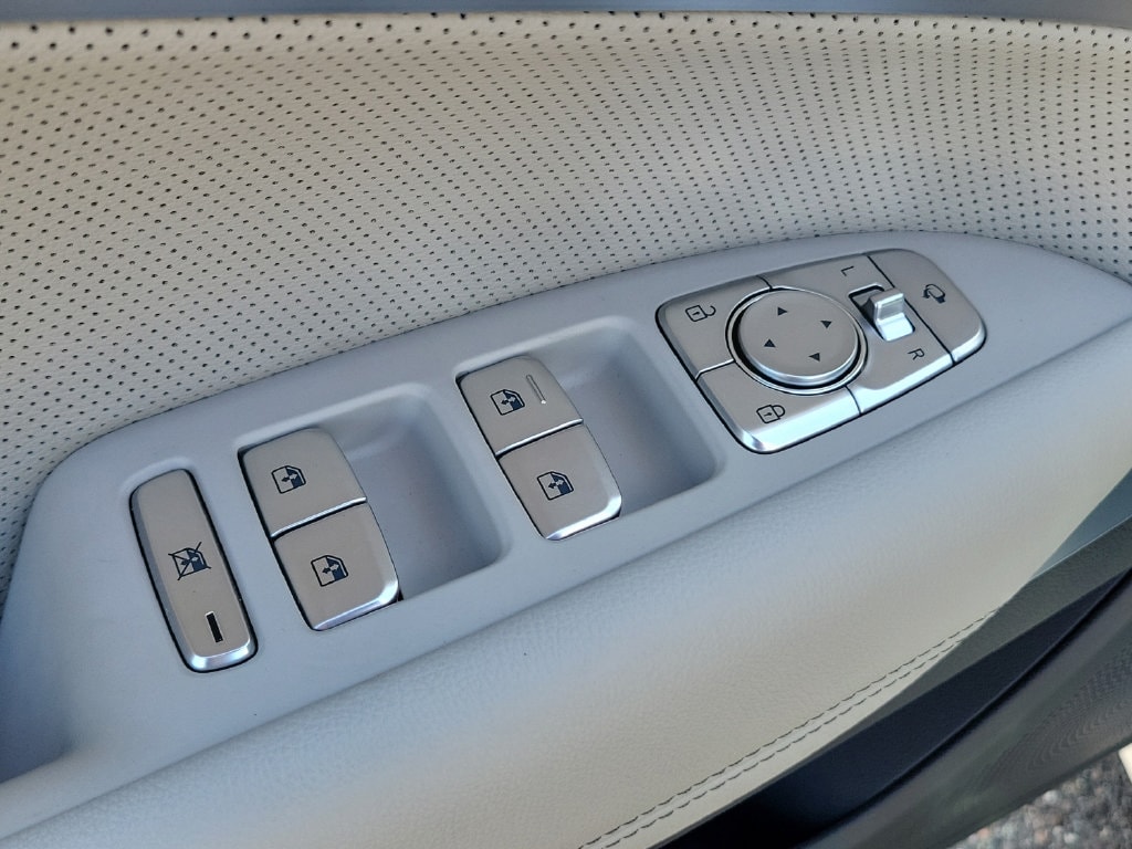2023 GENESIS G70 Standard - Photo 17