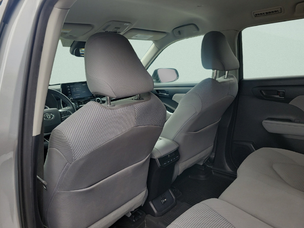 2020 Toyota Highlander LE - Photo 11
