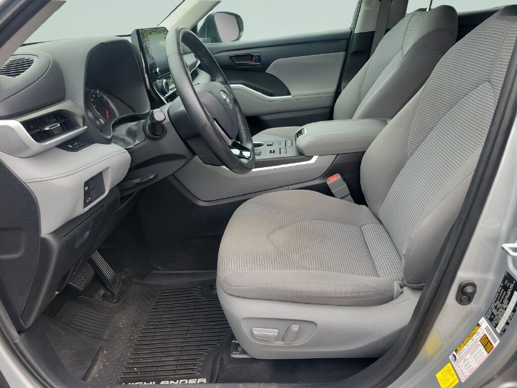 2020 Toyota Highlander LE - Photo 18