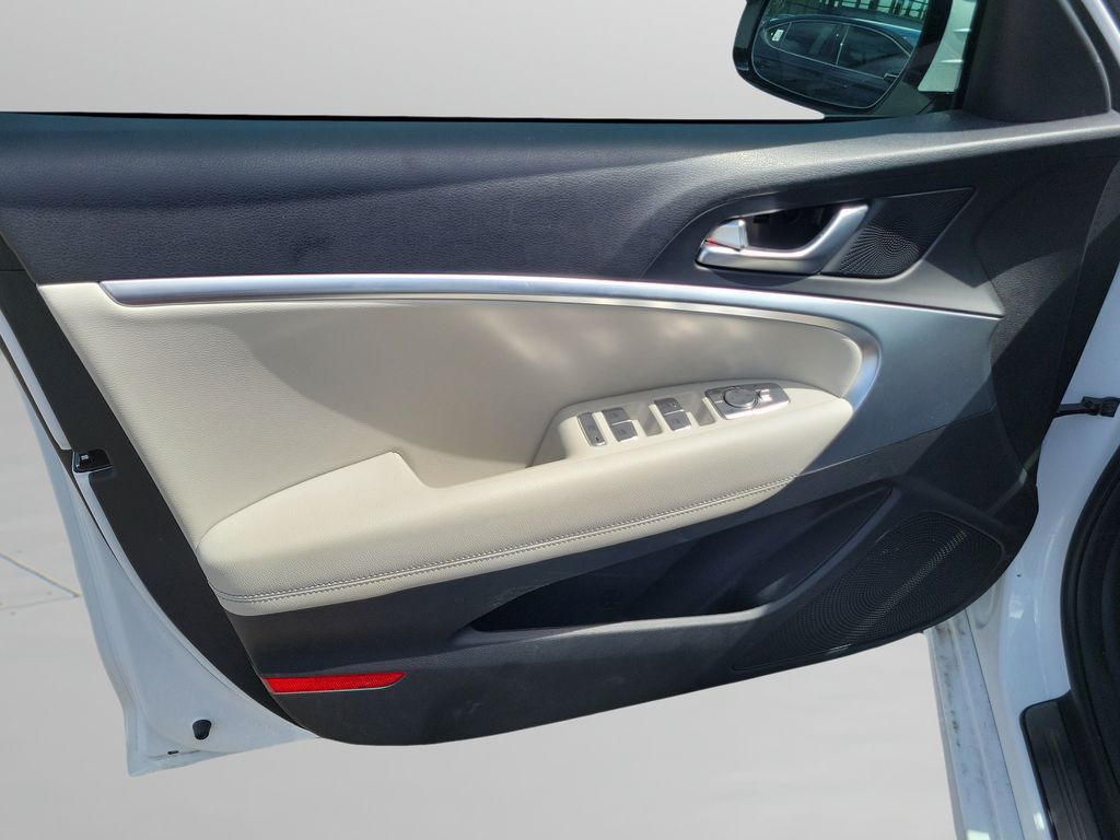 2025 GENESIS G70 Standard - Photo 16