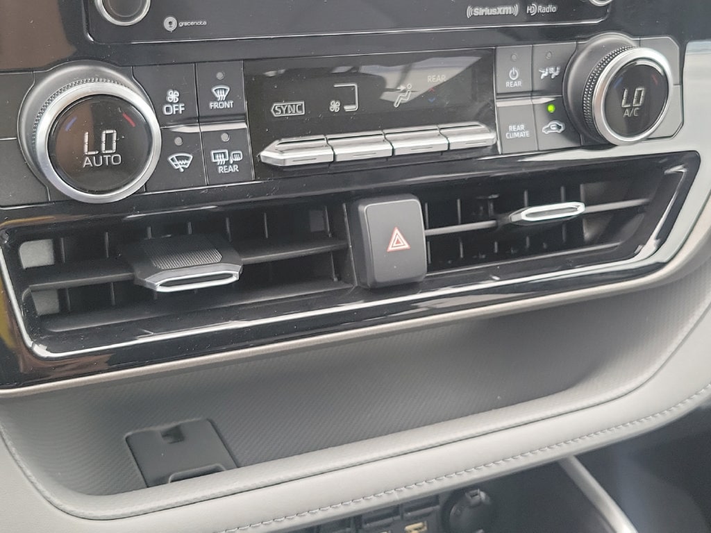 2020 Toyota Highlander LE - Photo 27