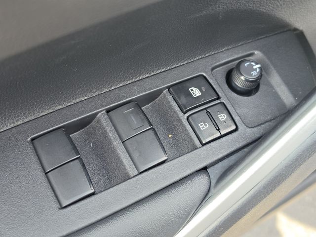2023 Toyota Corolla Cross LE - Photo 28