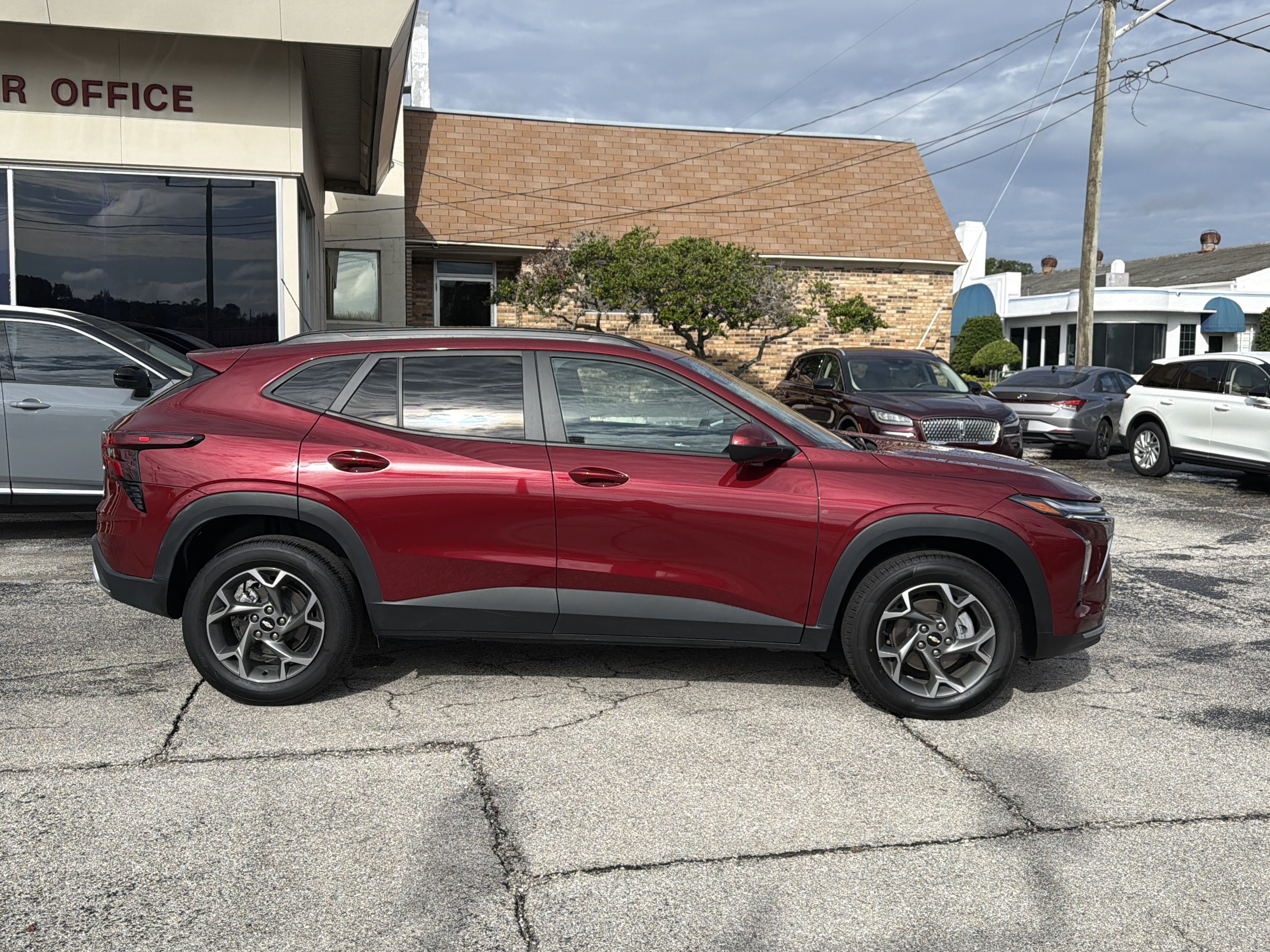 Used 2025 Chevrolet Trax LT SUV