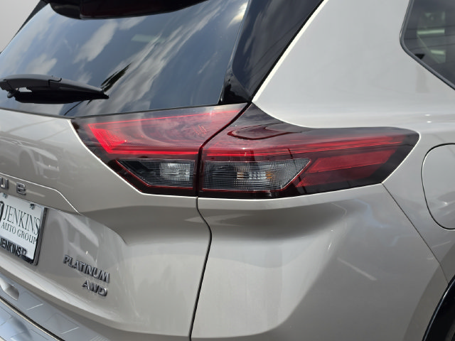 2025 Nissan Rogue Platinum - Photo 18