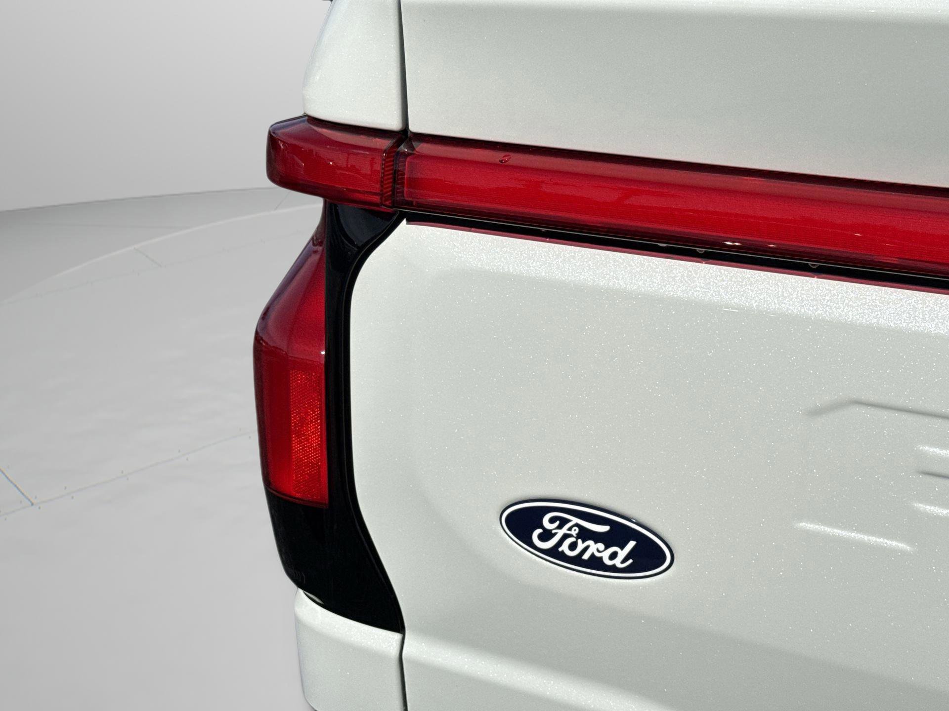 2025 Ford F-150 Lightning Platinum - Photo 48