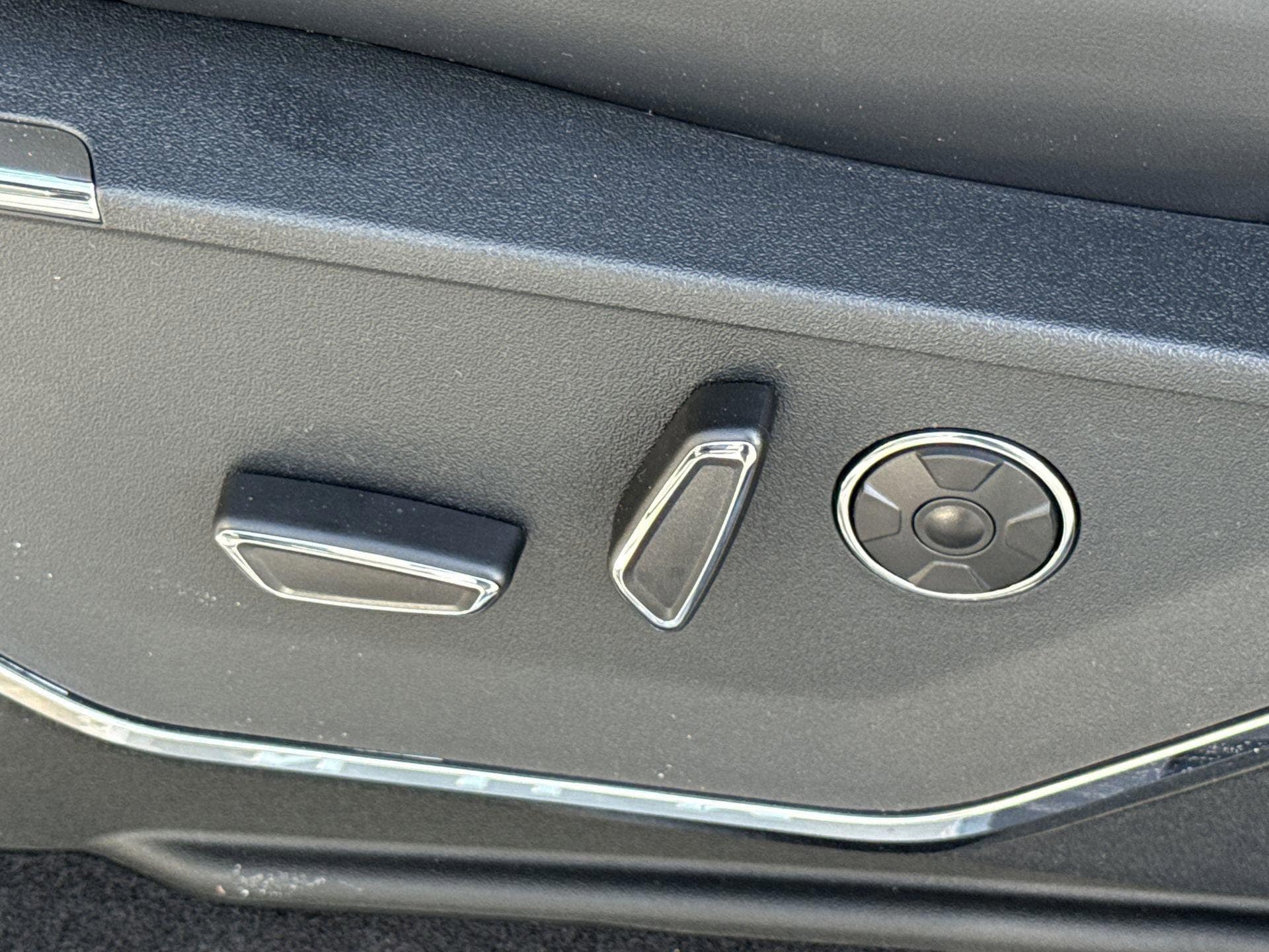2025 Ford F-150 Lightning Platinum - Photo 37