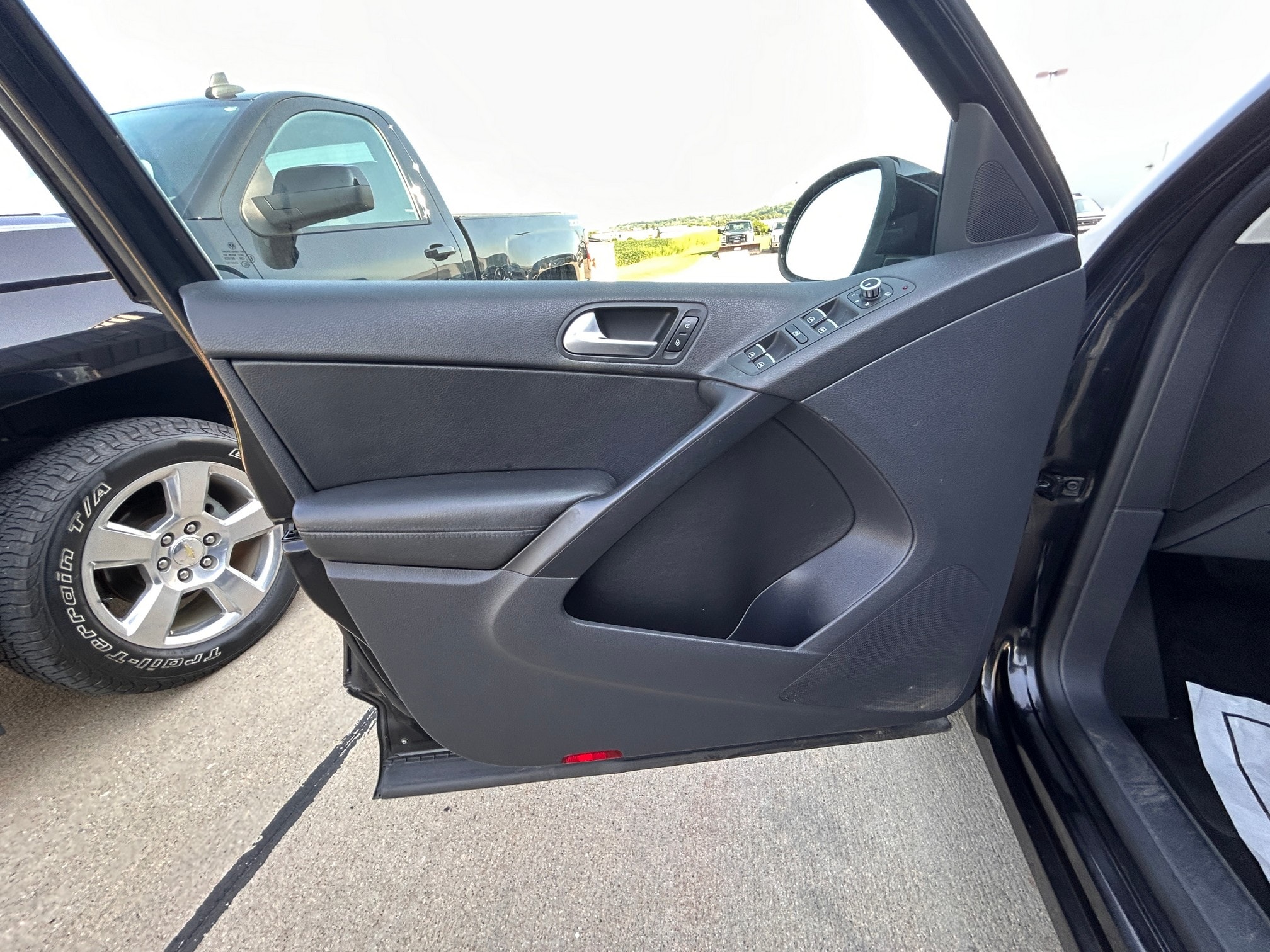 Used 2012 Volkswagen Tiguan SE with VIN WVGBV7AX5CW600282 for sale in Sioux City, IA