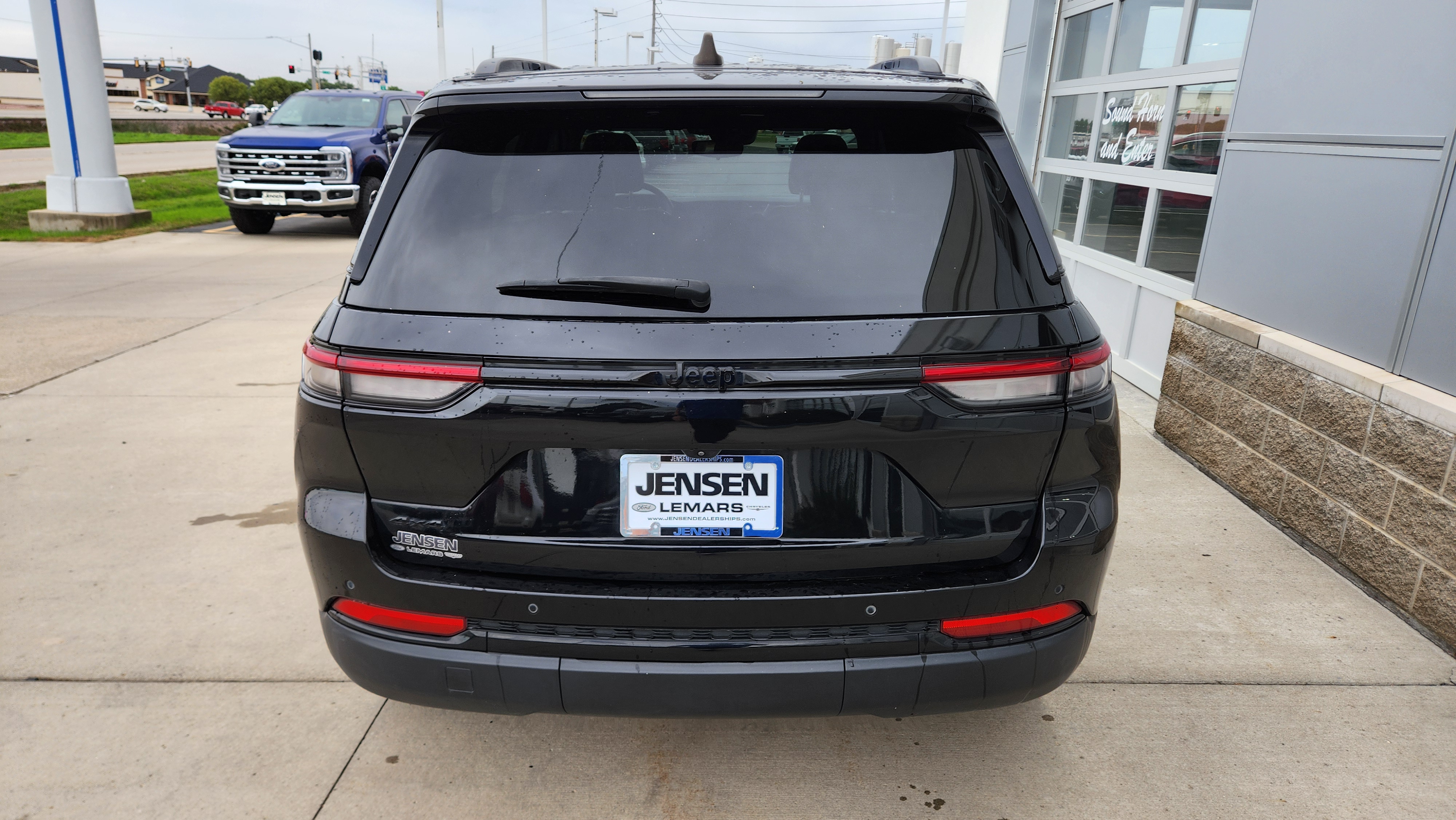 Used 2023 Jeep Grand Cherokee Laredo SUV