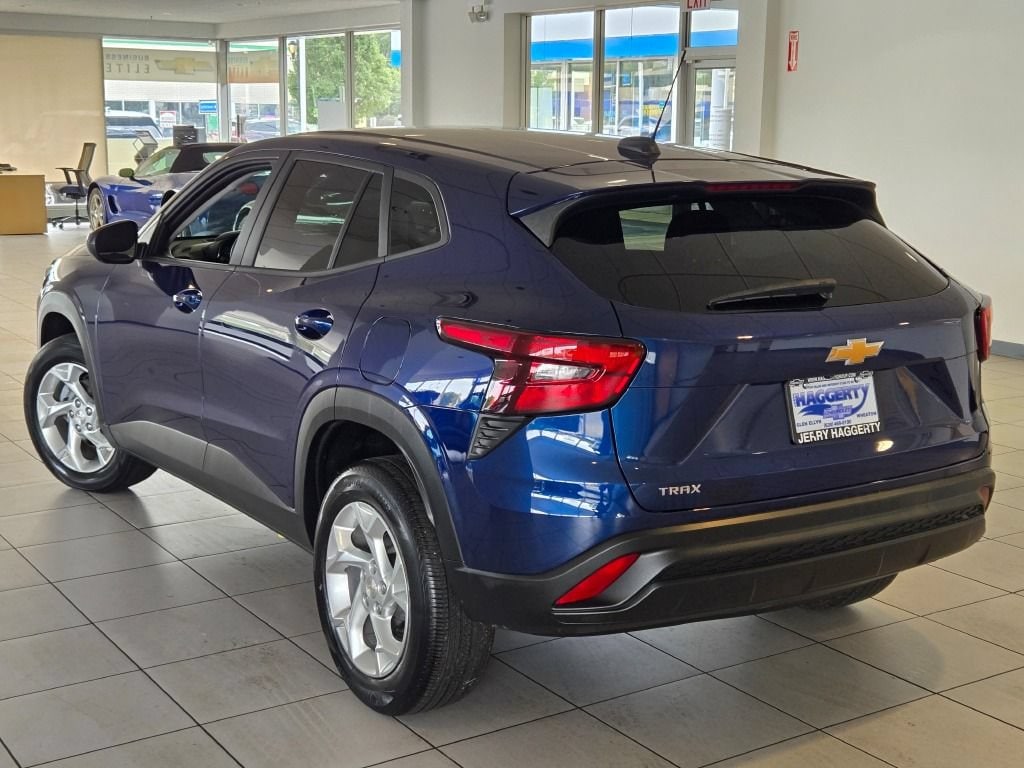 2024 Chevrolet Trax LS - Photo 10