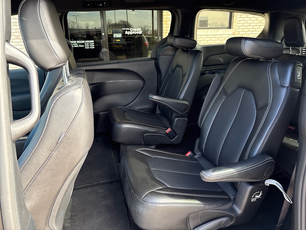 Used 2025 Chrysler Pacifica Select
