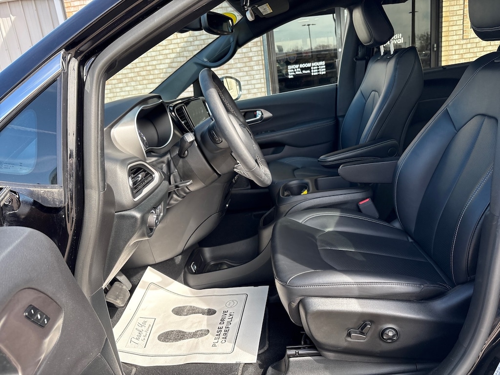 Used 2025 Chrysler Pacifica Select