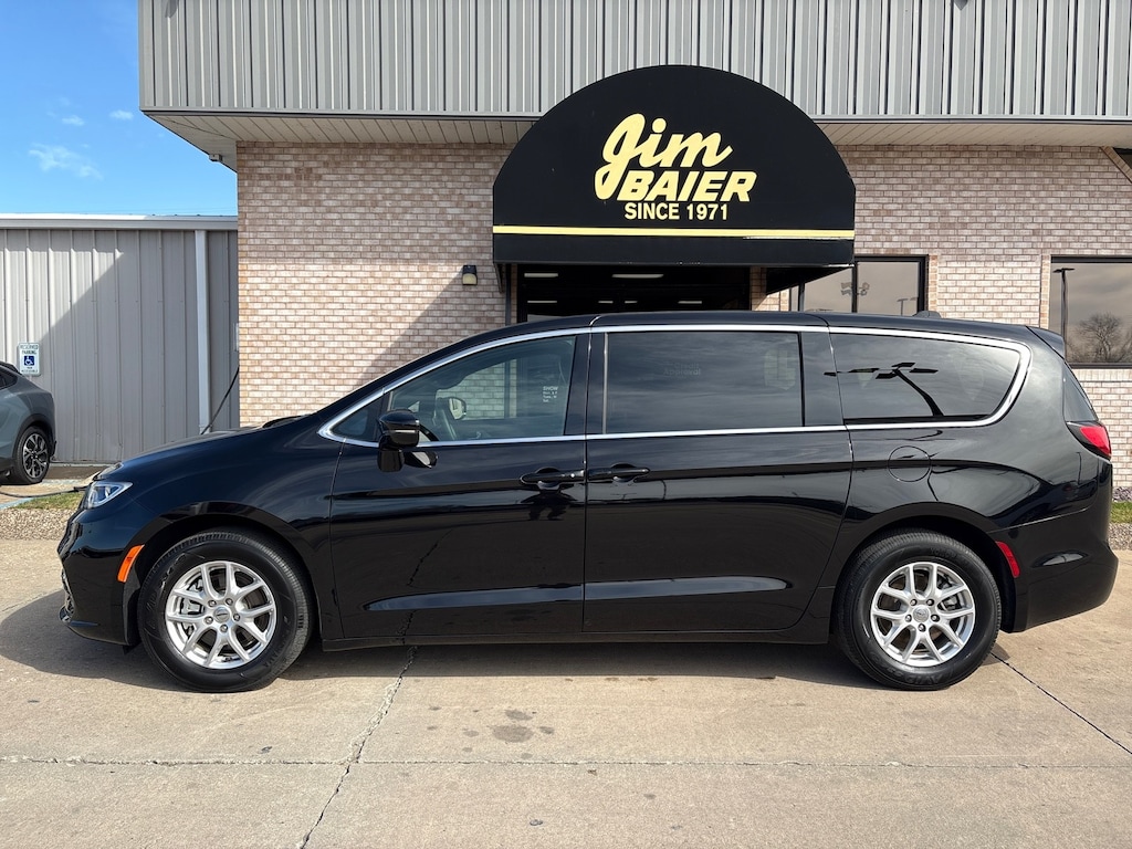 Used 2025 Chrysler Pacifica Select