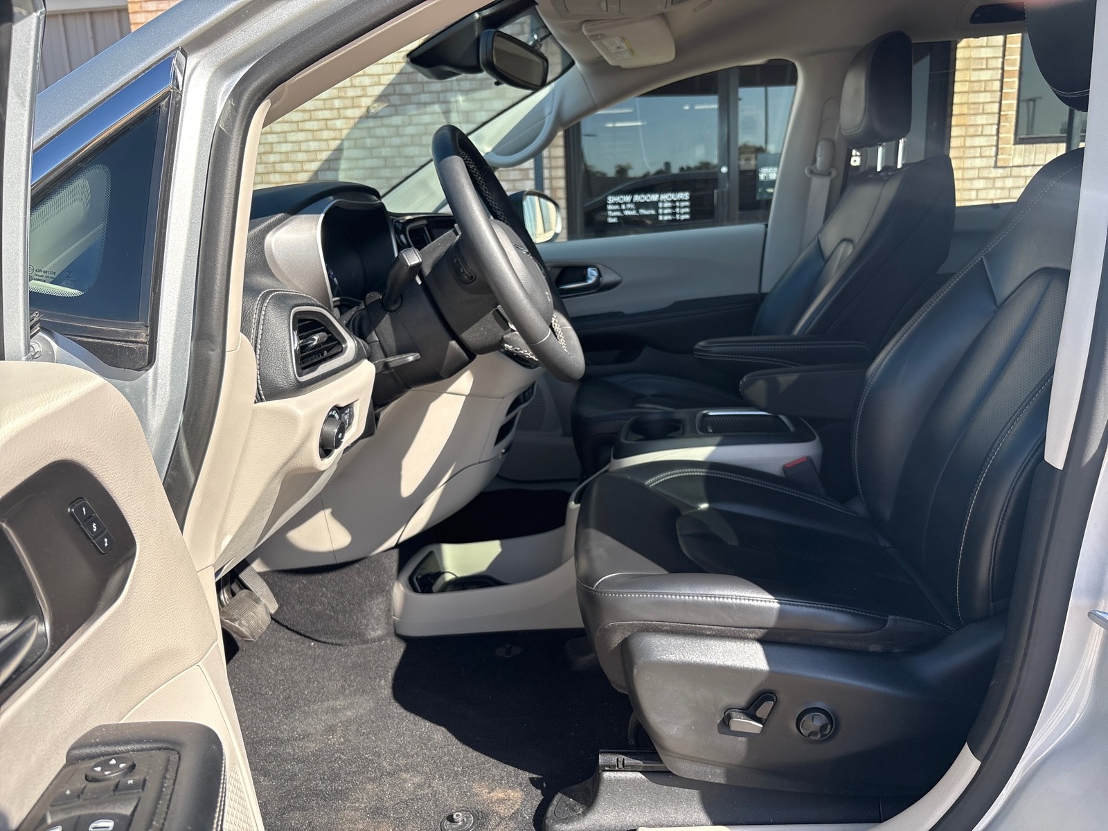 Used 2023 Chrysler Pacifica Touring L