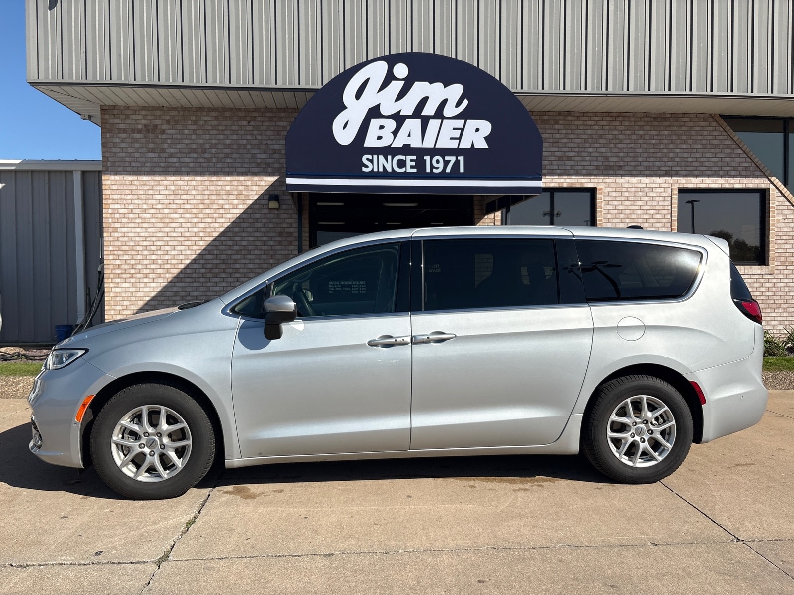Used 2023 Chrysler Pacifica Touring L