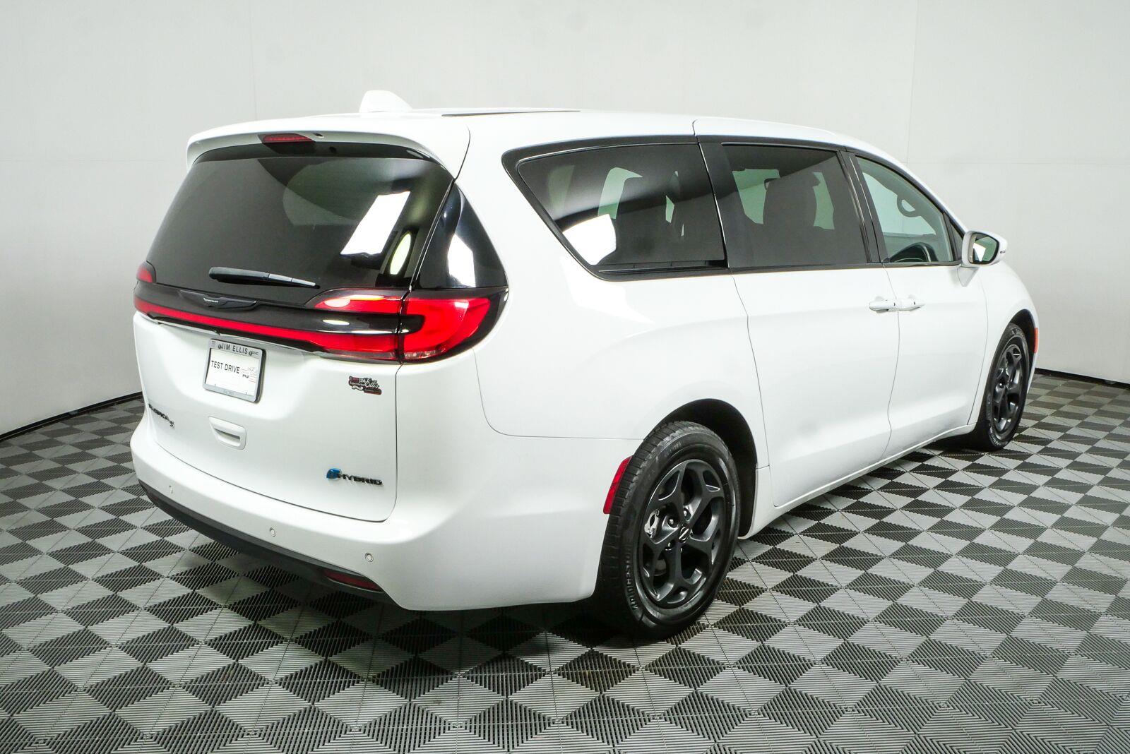 Used 2022 Chrysler Pacifica Hybrid Touring L Van