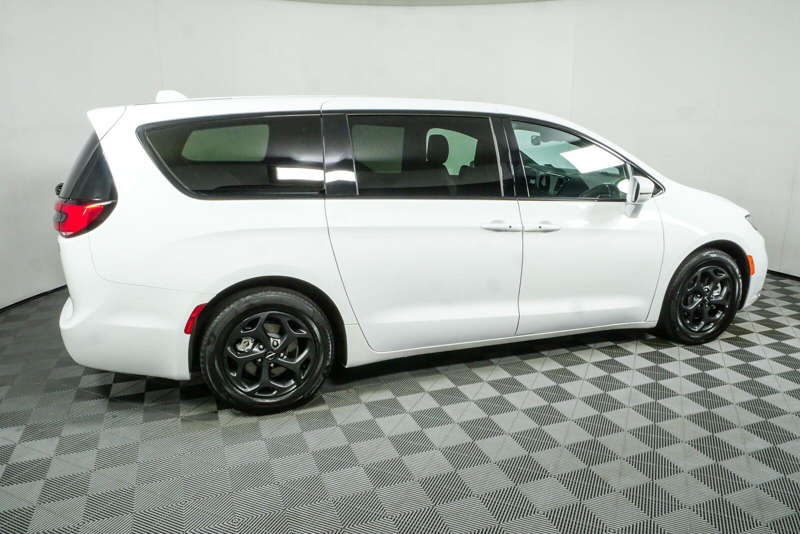 Used 2022 Chrysler Pacifica Hybrid Touring L Van