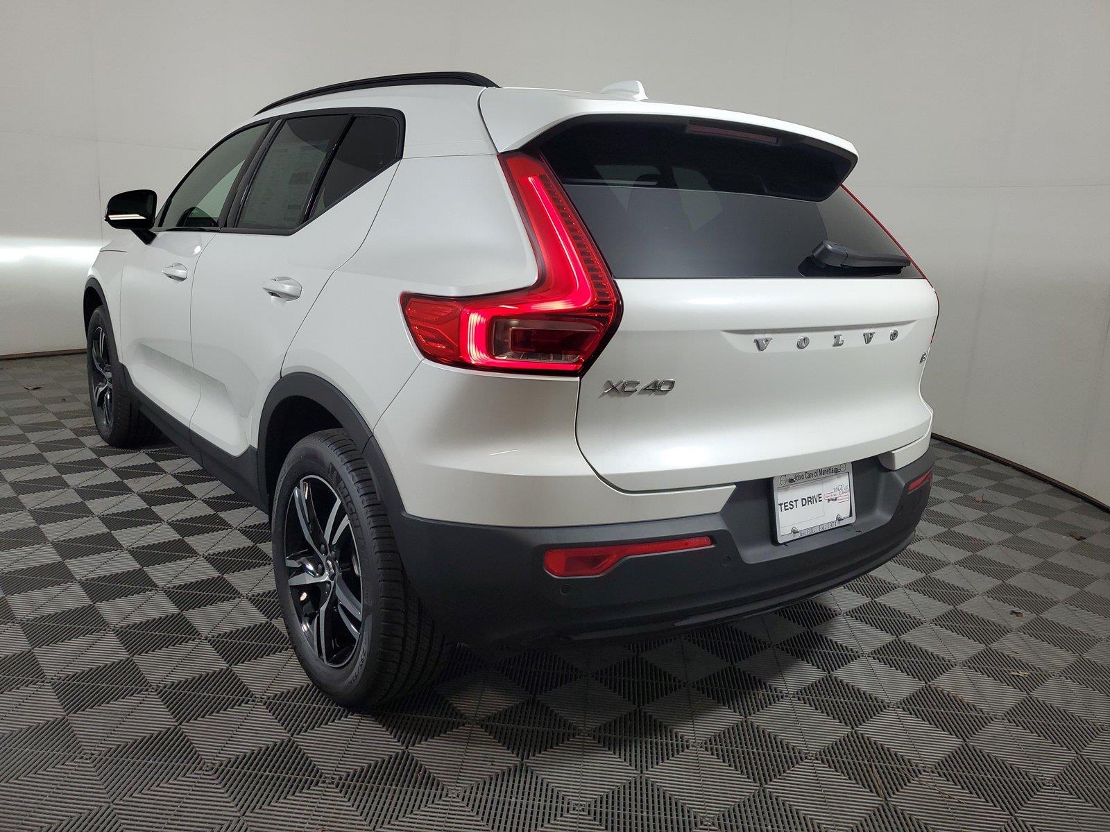 New 2026 Volvo XC40 B4 Core SUV