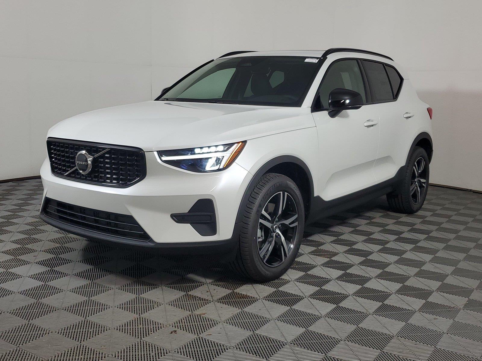 New 2026 Volvo XC40 B4 Core SUV