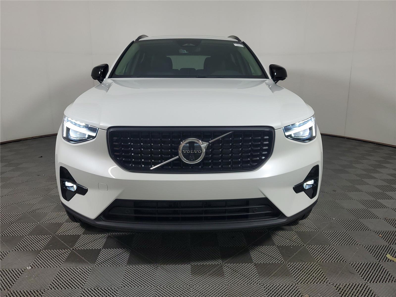 New 2026 Volvo XC40 B5 Ultra SUV