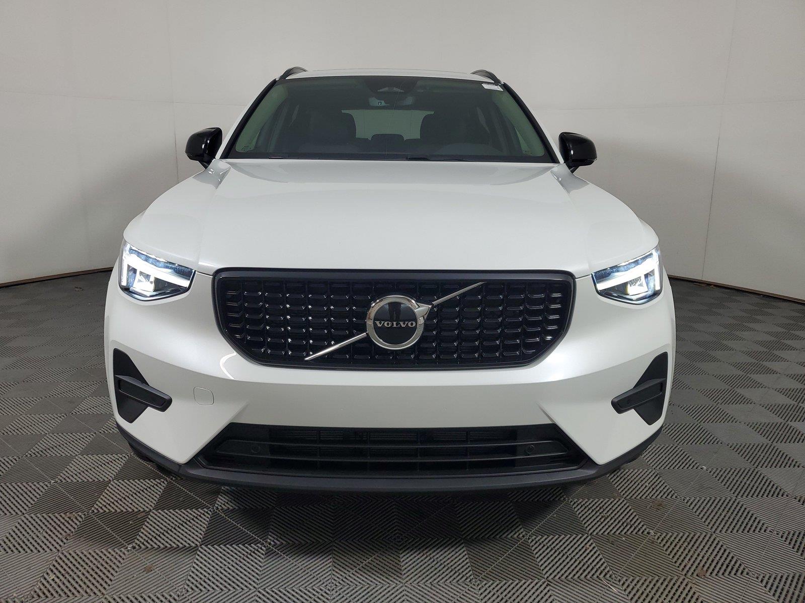 New 2026 Volvo XC40 B4 Core SUV
