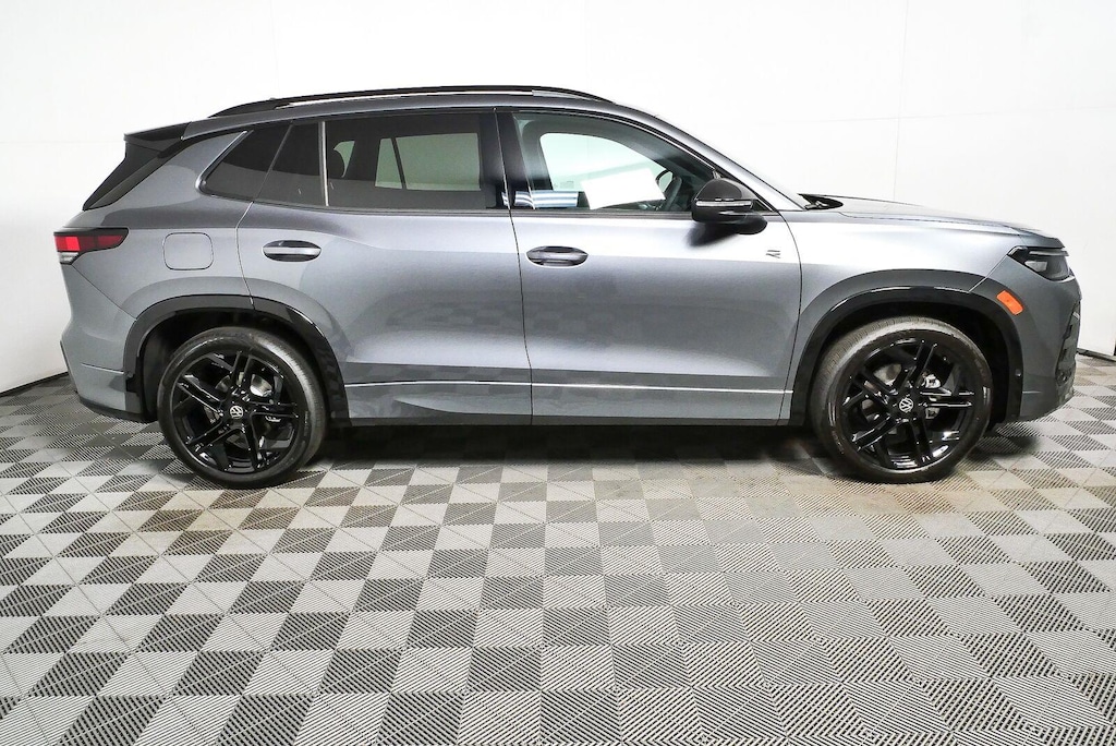 New 2026 Volkswagen Tiguan SE R-Line Black SUV