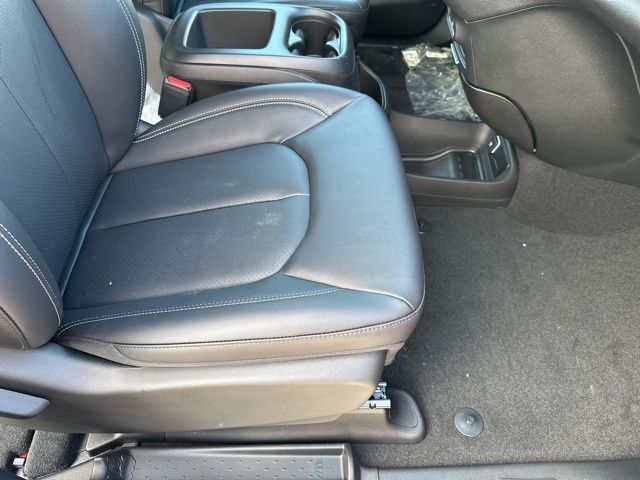 2026 Chrysler Pacifica Select - Photo 13