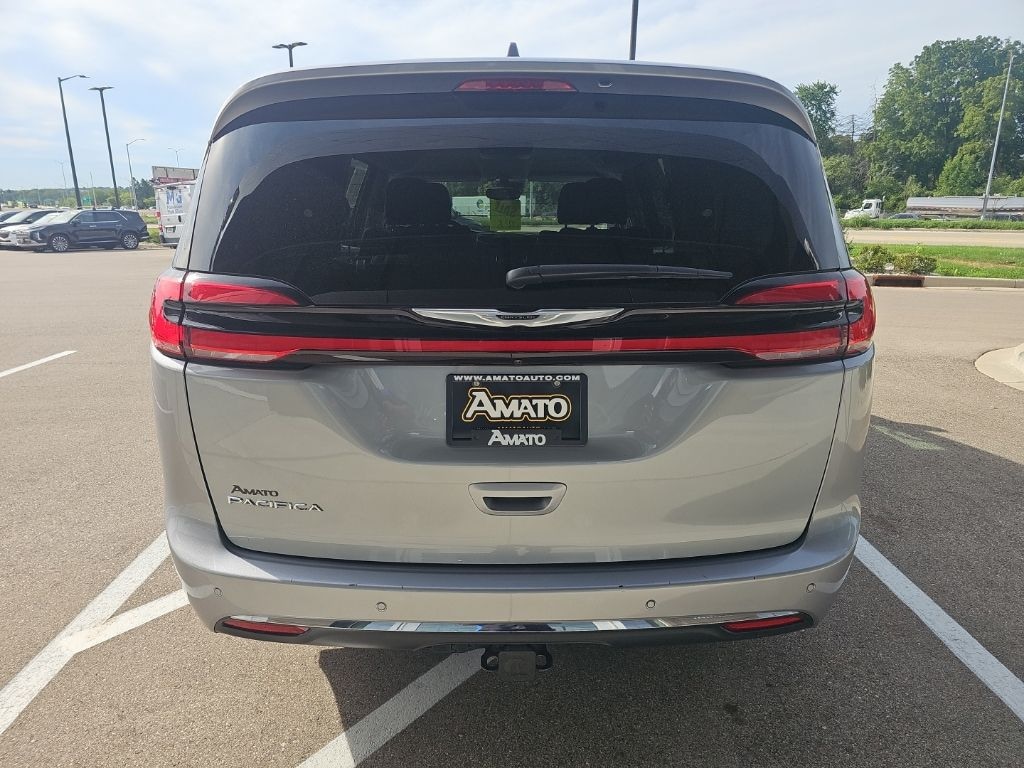 Used 2021 Chrysler Pacifica Touring Minivan/Van