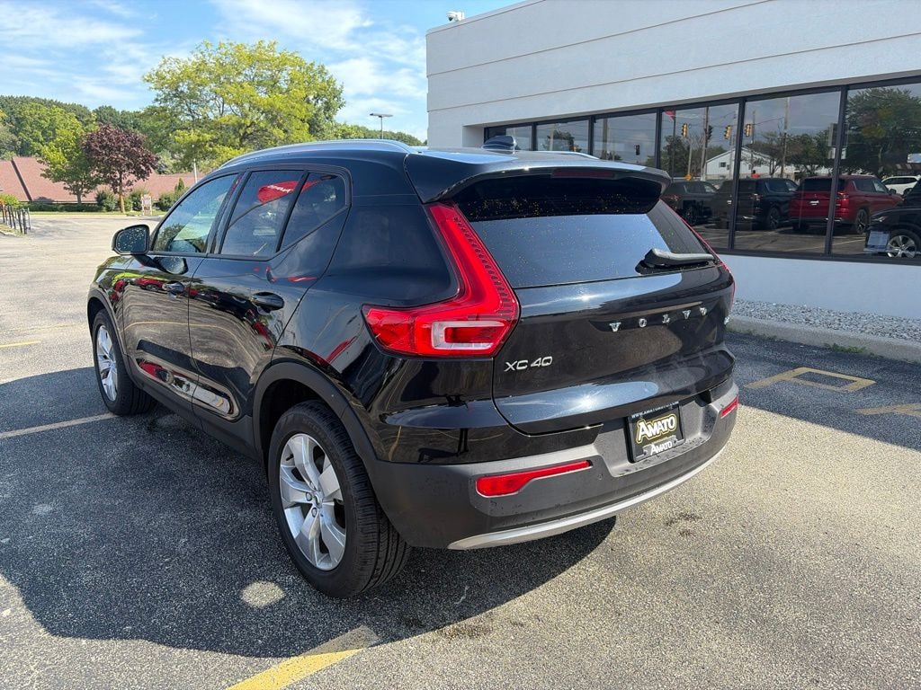 Used 2022 Volvo XC40 Momentum SUV