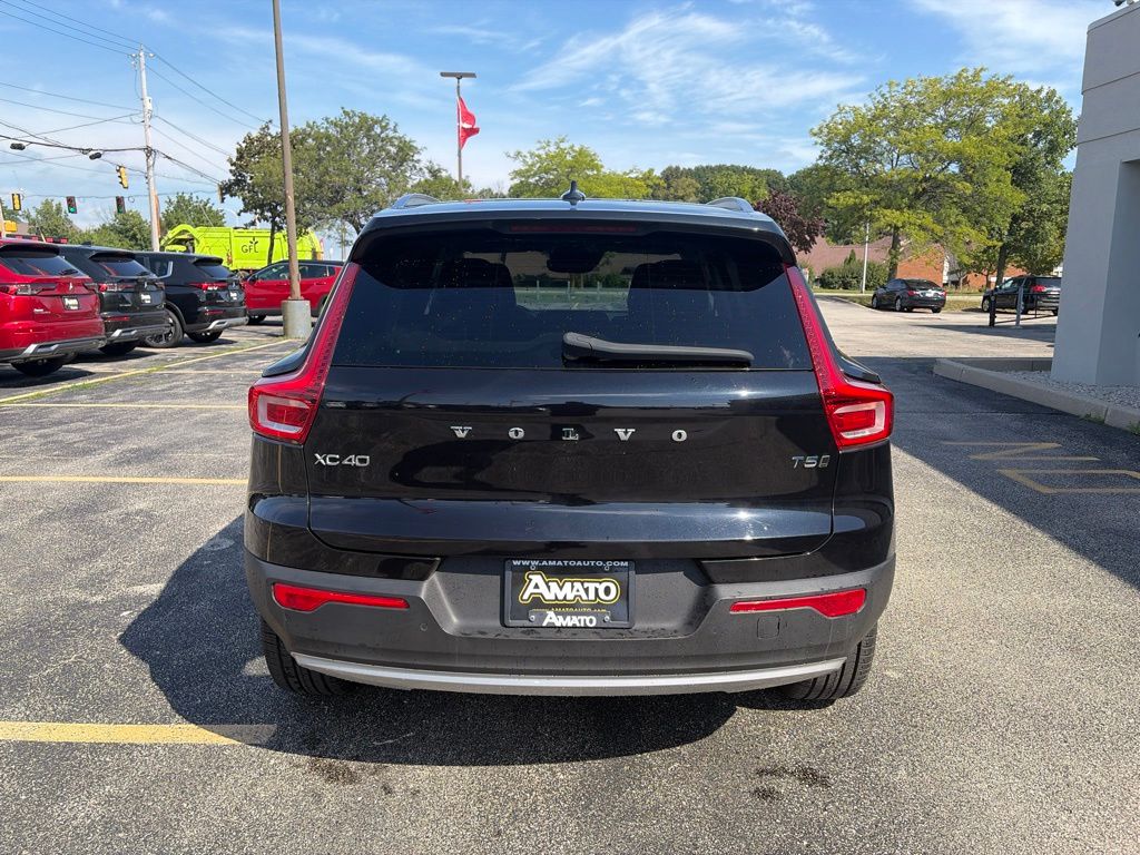Used 2022 Volvo XC40 Momentum SUV