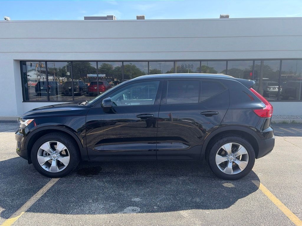 Used 2022 Volvo XC40 Momentum SUV