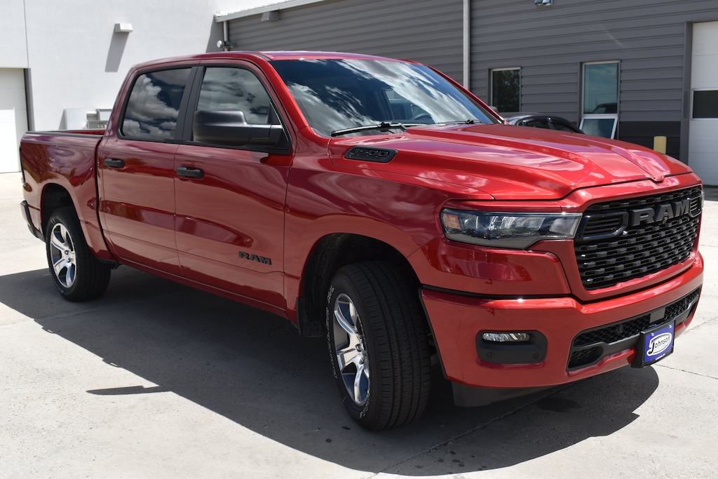 New 2026 Ram 1500 EXPRESS CREW CAB 4X4 5'7 BOX Pickup