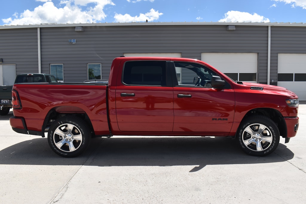 New 2026 Ram 1500 EXPRESS CREW CAB 4X4 5'7 BOX Pickup
