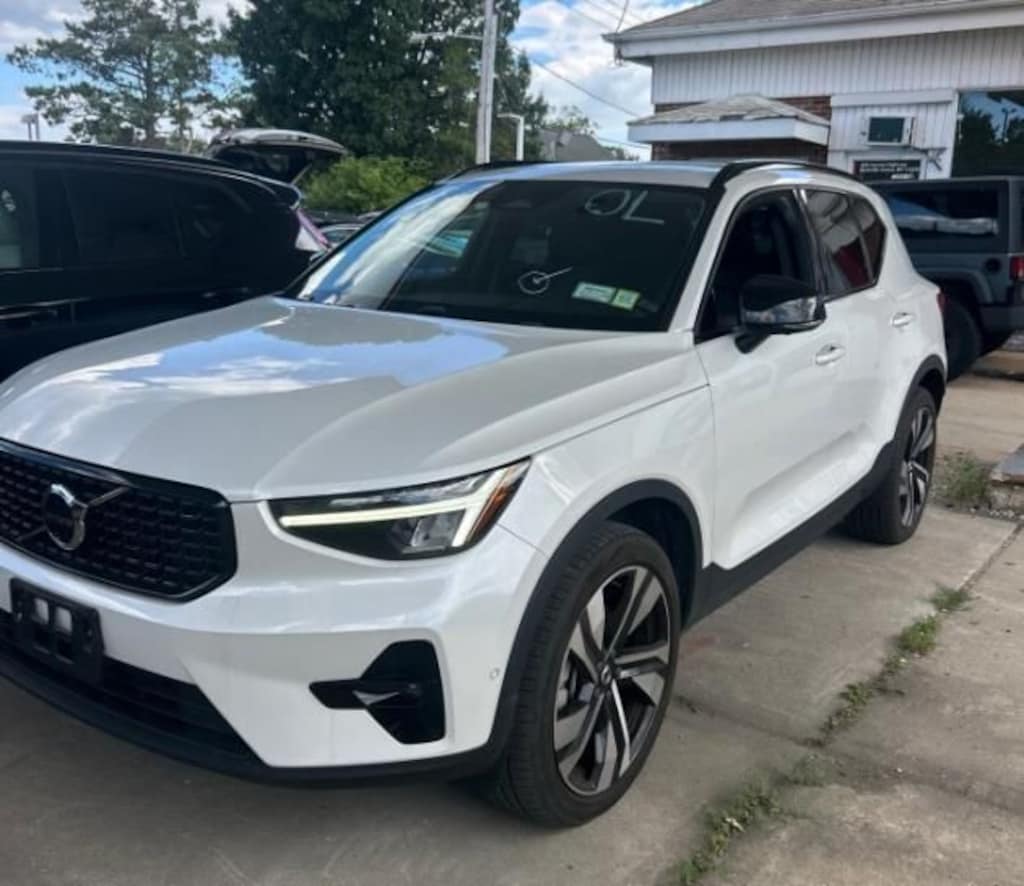 Certified 2024 Volvo XC40 B5 Plus Dark SUV