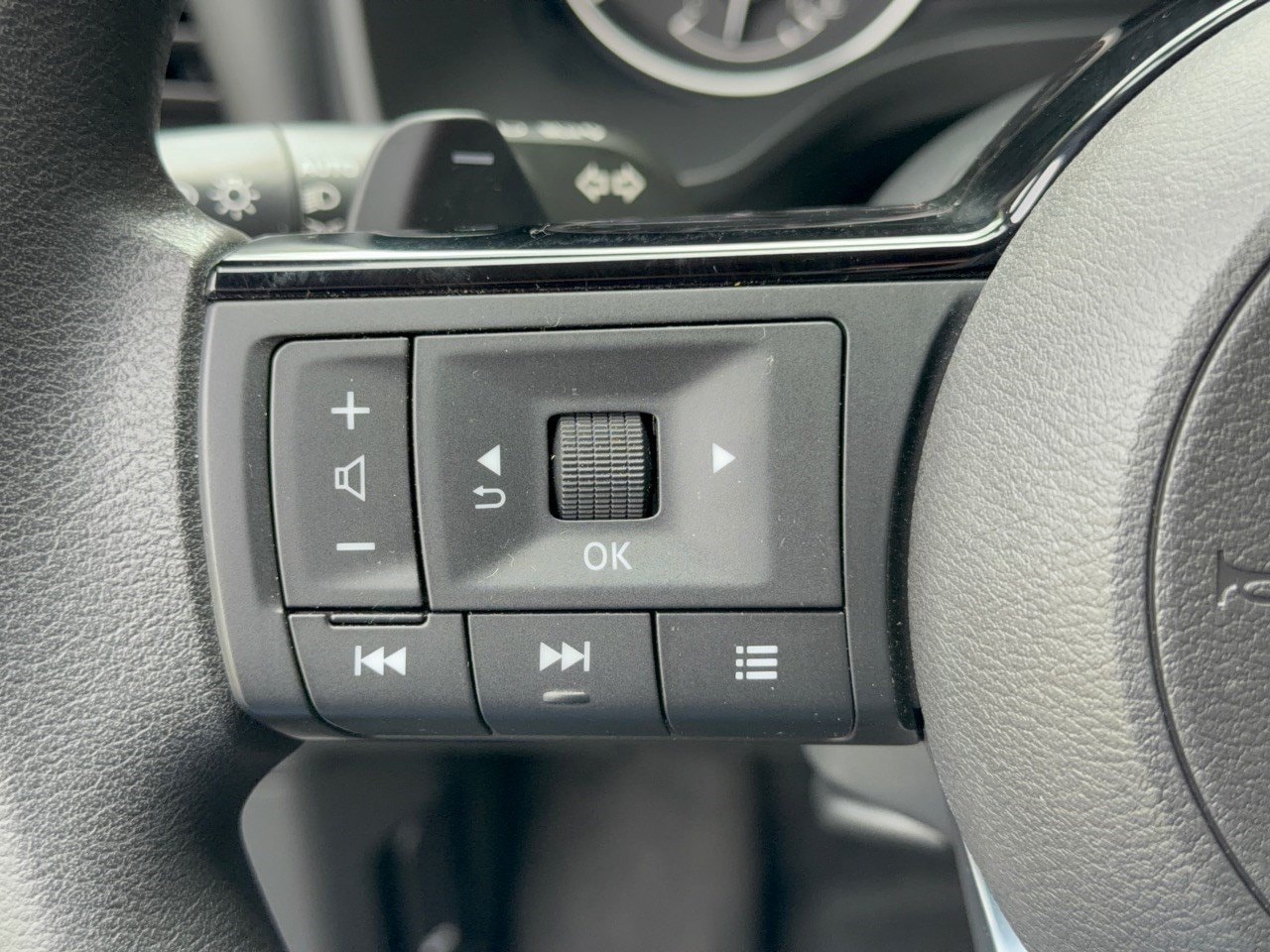 2023 Nissan Rogue SV - Photo 18