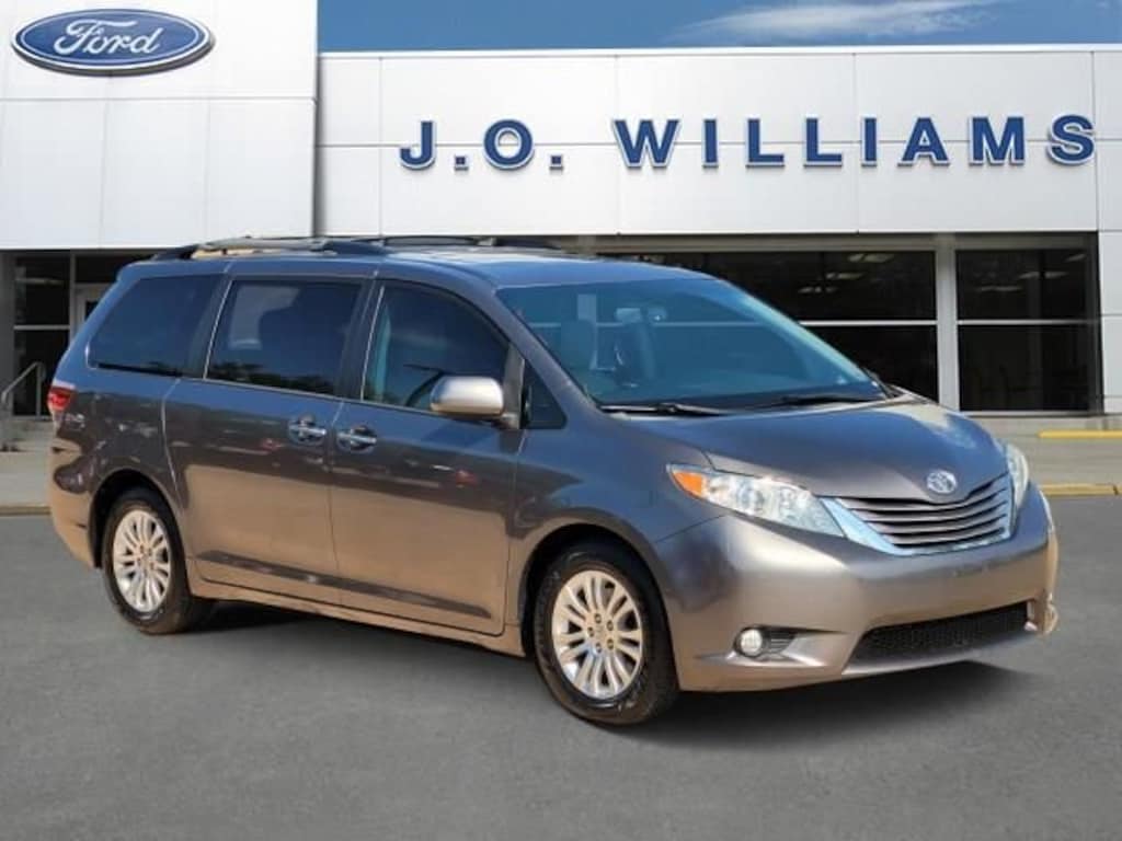 Used 2017 Toyota Sienna XLE Minivan/Van