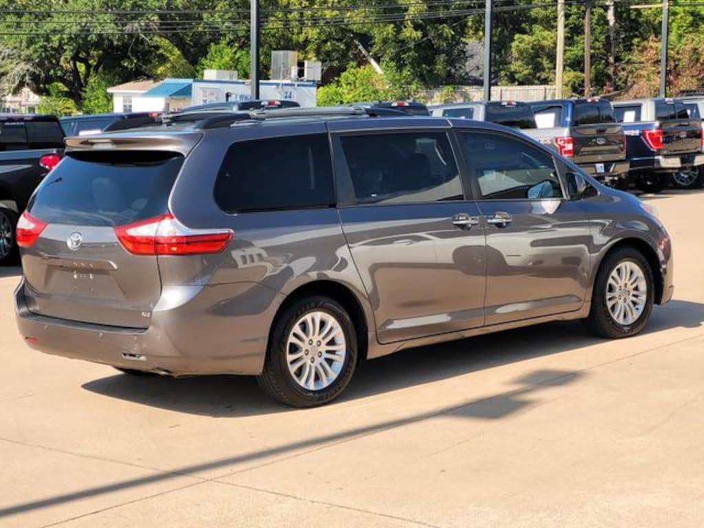 Used 2017 Toyota Sienna XLE Minivan/Van
