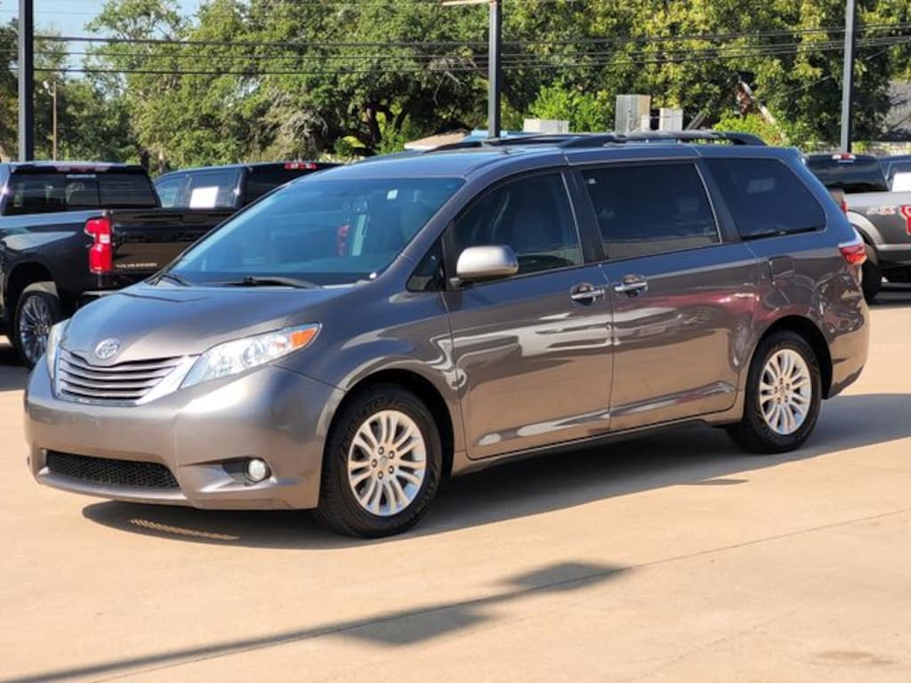 Used 2017 Toyota Sienna XLE Minivan/Van