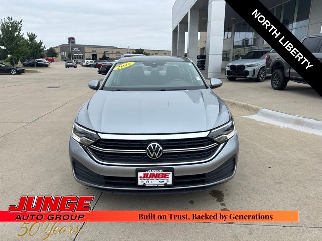Used 2022 Volkswagen Jetta SE with VIN 3VW7M7BU8NM021322 for sale in North Liberty, IA