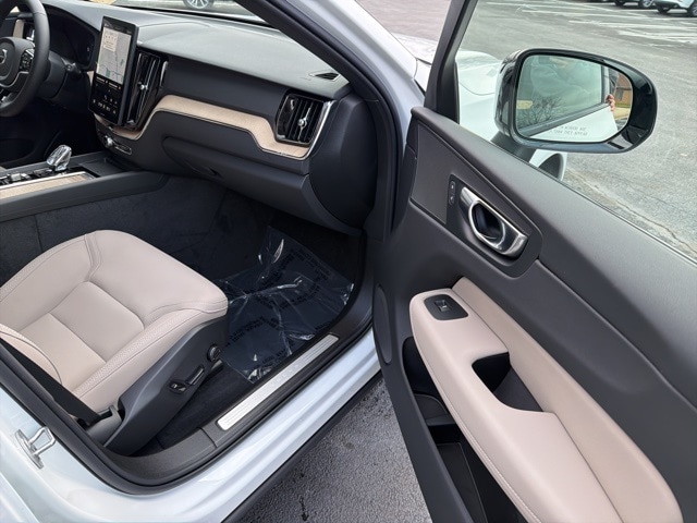 2026 Volvo XC60 Plus - Photo 18