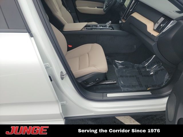 2026 Volvo XC60 Plus - Photo 14